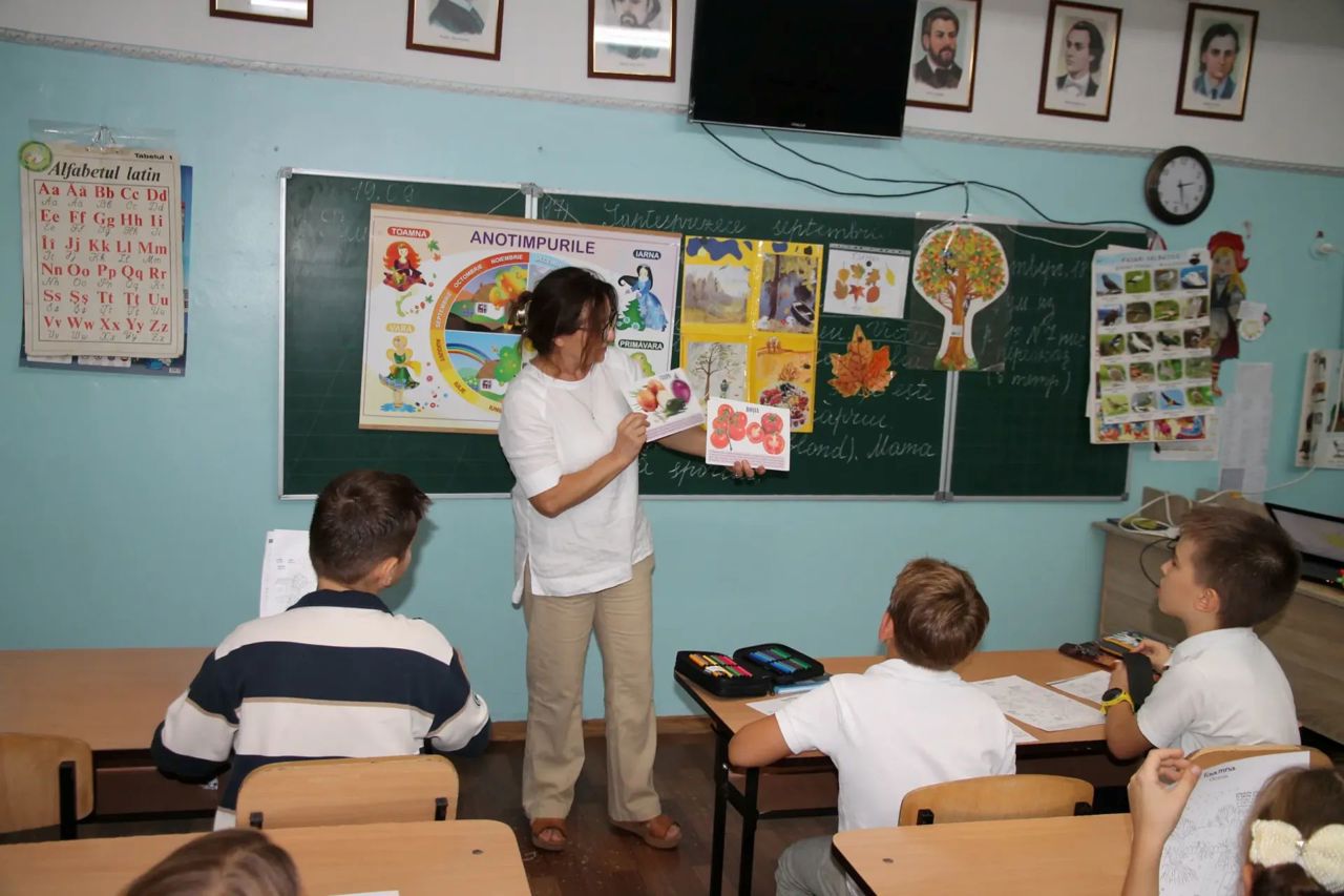 Ukrainian refugee children learn Romanian in Popeasca village