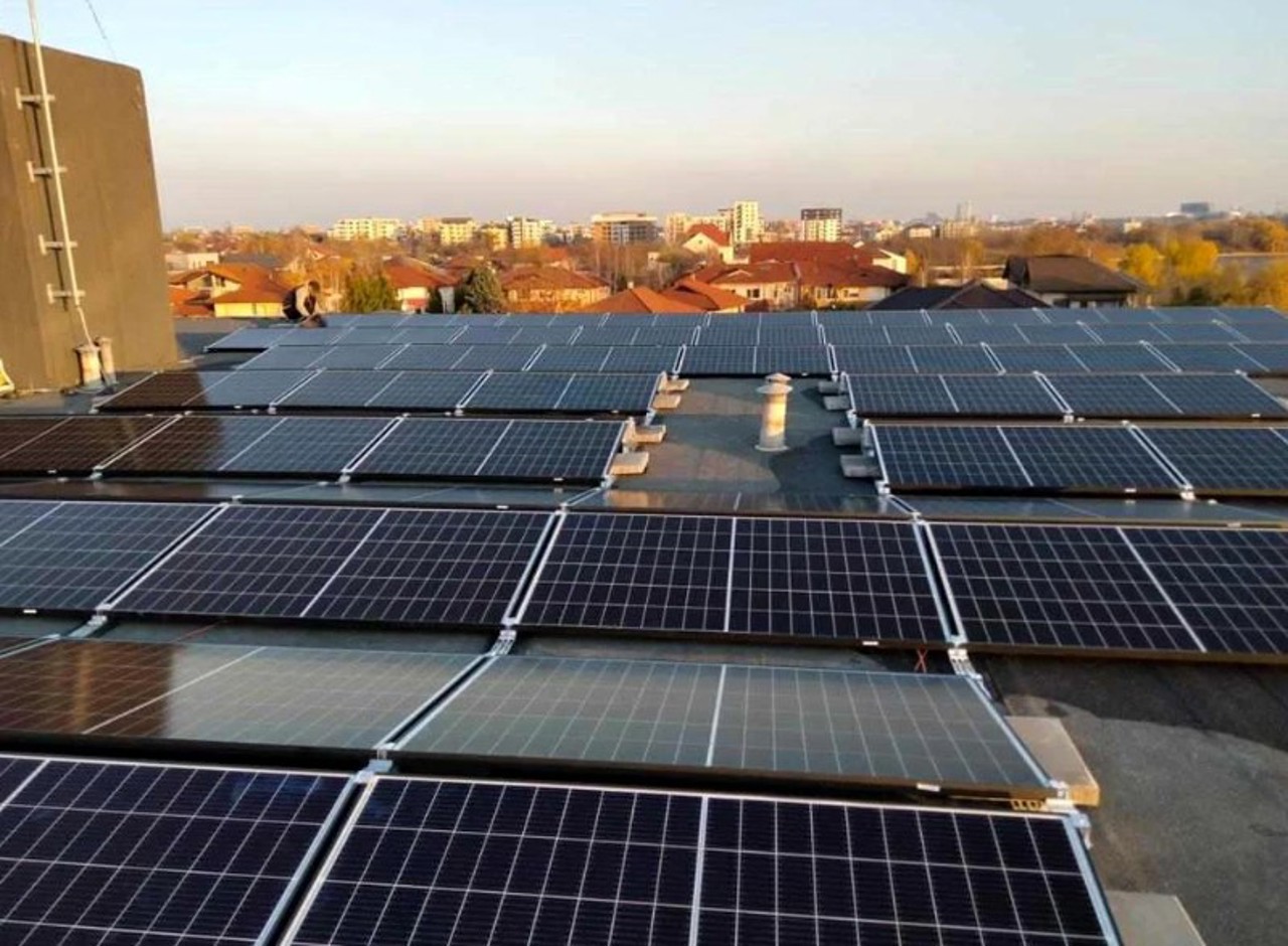 Două blocuri din Chișinău, cu panouri fotovoltaice pe acoperiș: Locatarii, alimentați cu energie verde 