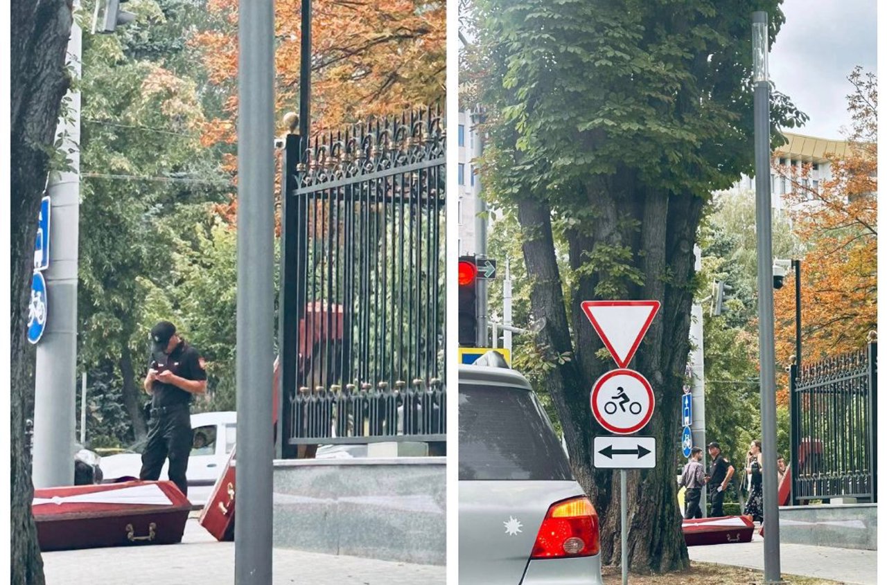 Sicrie și pancarte în fața Președinției: tinerii reținuți ar fi fost plătiți de un partid politic