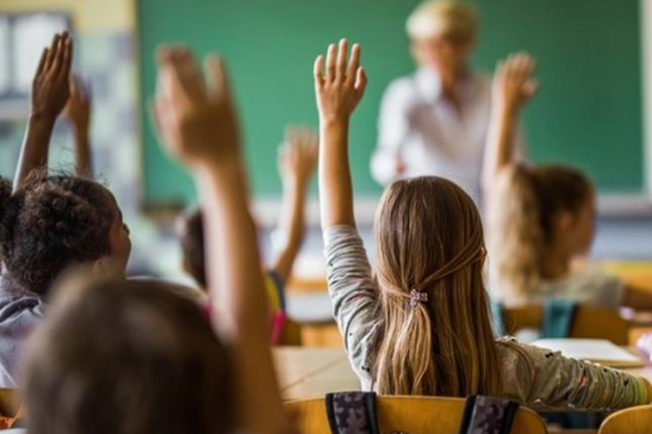 Școala în ultimii 7 ani: zeci de școli închise, mai mulți elevi și mai puține cadre didactice