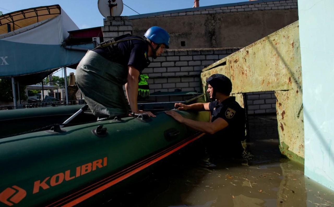 Istoriile oamenilor care au fost salvați din calea apelor după distrugerea barajului Kahovka 