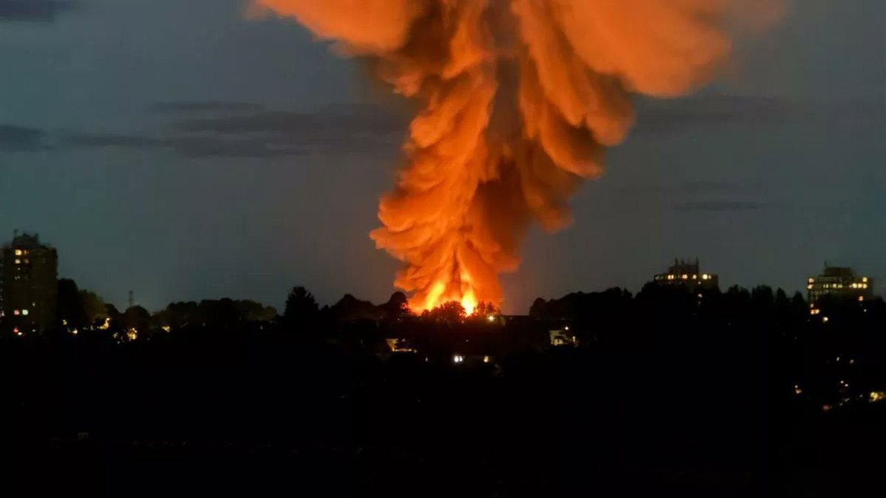 Explozie uriașă urmată de incendiu la un parc industrial din Marea Britanie