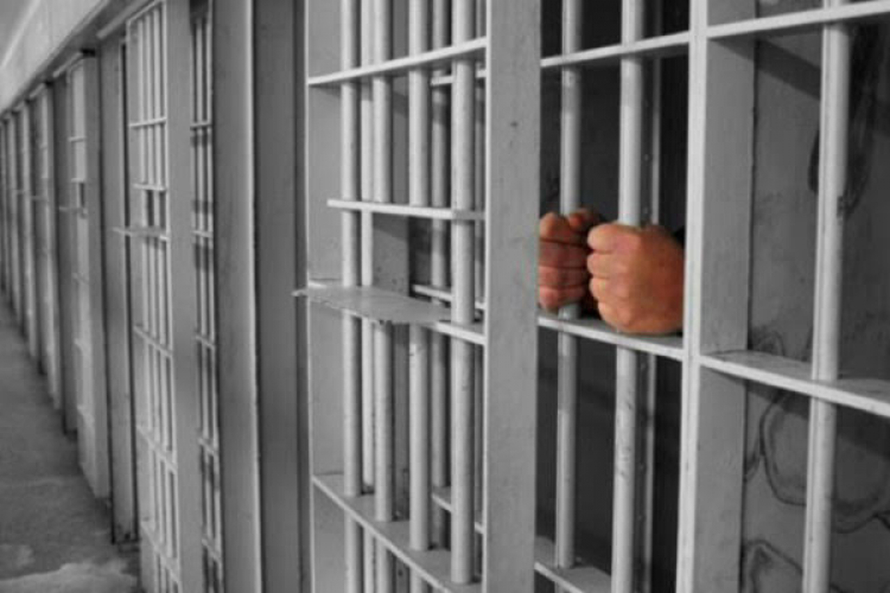 Bărbatul care ar fi incendiat o mașină a Poliției în ziua alegerilor va sta 30 de zile în arest preventiv