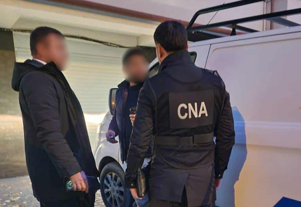 PHOTO | “Gheorghe Asachi” Lyceum director and company representative detained for corruption in Chisinau