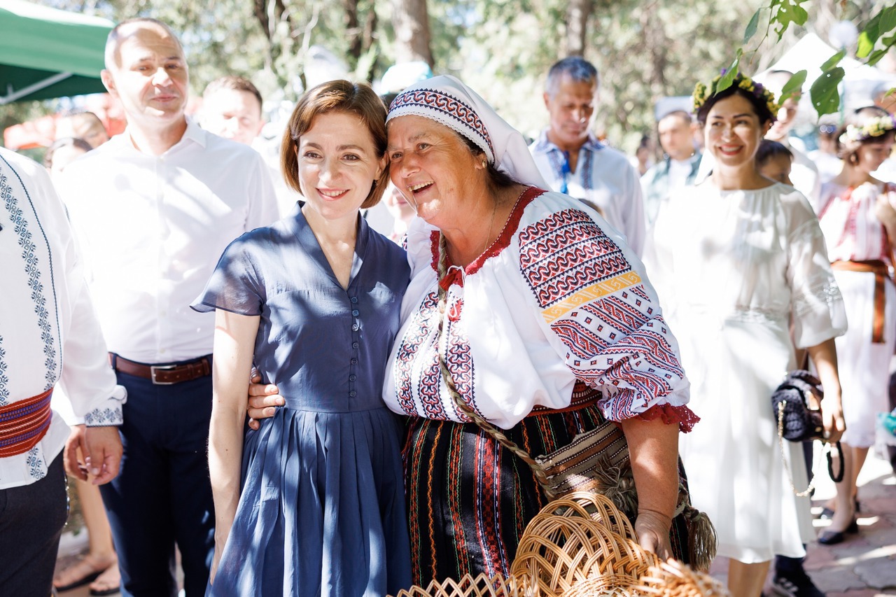 (ФОТО) Майя Санду пообщалась с жителями Теленешт на фестивале «Hora Sânzienelor»