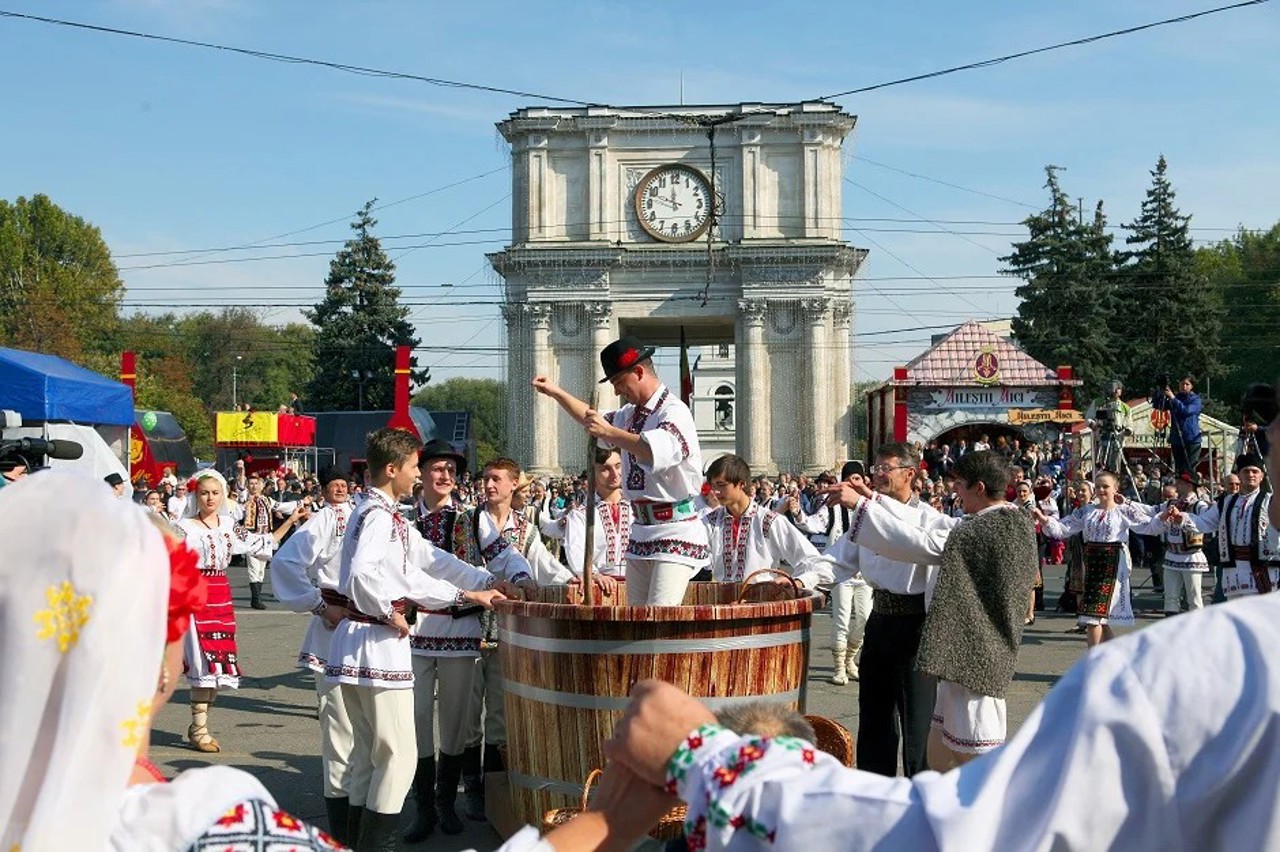 R. Moldova vizează un nou record mondial: O viță-de-vie umană uriașă, creată în centrul Chișinăului, de Ziua Națională a Vinului