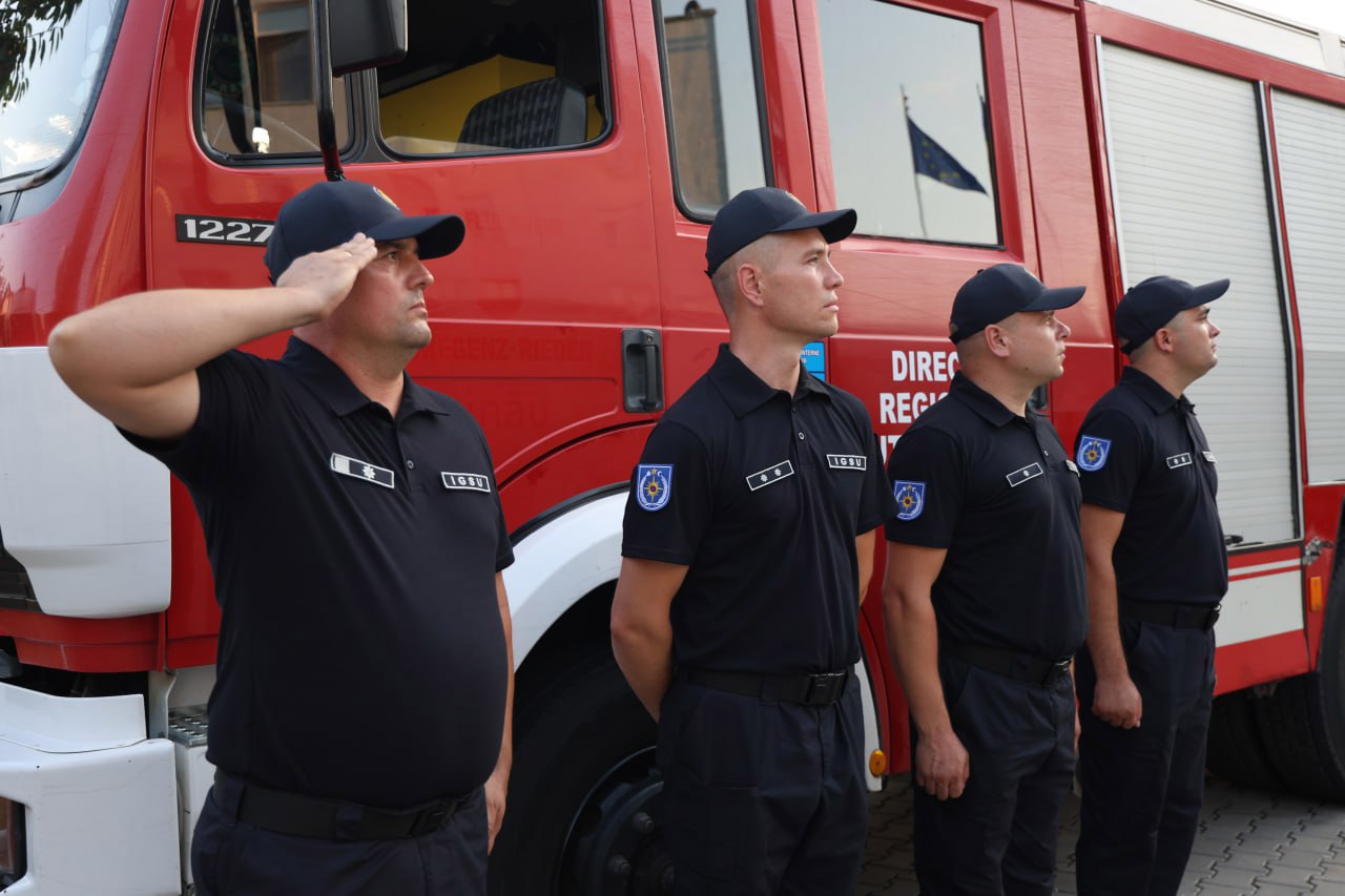 (ФОТО) Бригада из 20 молдавских спасателей отправилась на тушение пожаров в Греции