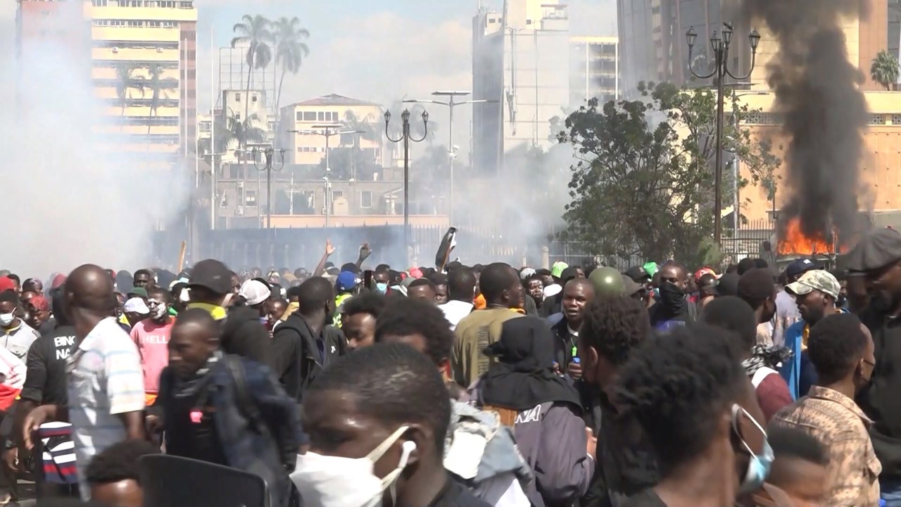 Протесты против повышения налогов в Кении: штурм парламента, полиция открыла огонь, есть жертвы
