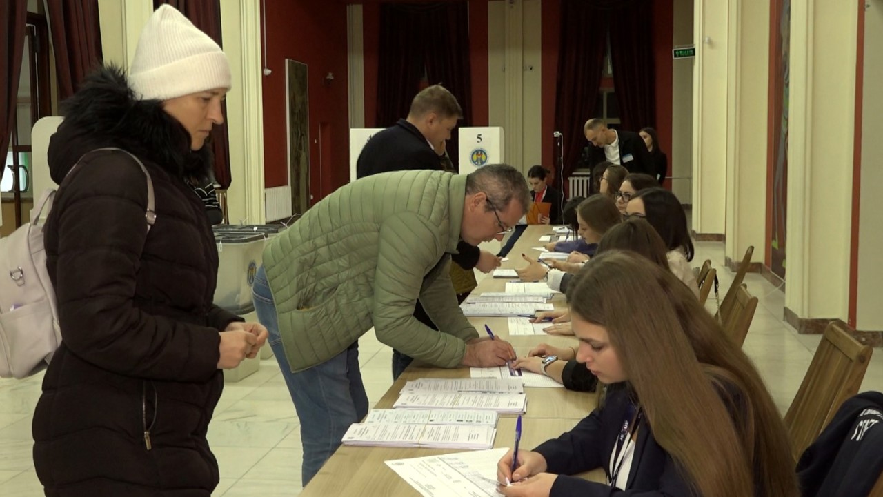 Screenshot / Citizens of the Republic of Moldova vote for the presidential elections and referendum, October 20, Iași