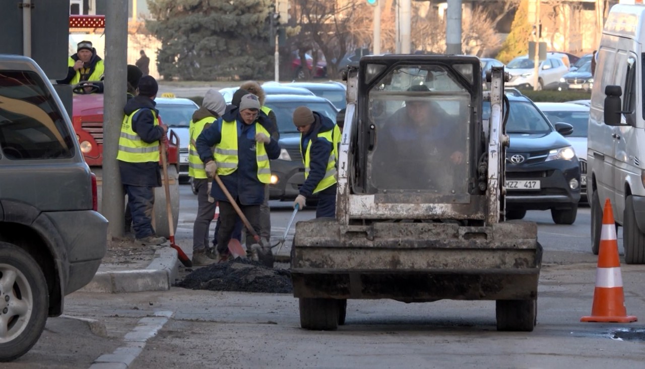 Lucrări de reparație la drumurile din capitală: „De 46 de ani sunt șofer de taxi, prima dată văd așa drumuri”