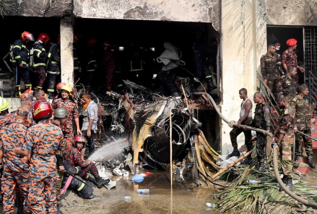 Tragedie în Bangladesh, după ce un avion militar s-a prăbușit într-un campus școlar: 19 morți și peste 100 de răniți