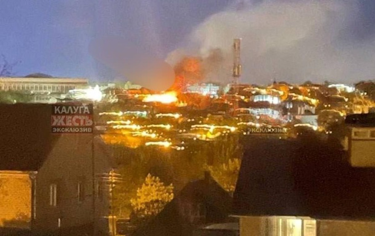 Под Калугой после атаки беспилотников загорелся нефтеперерабатывающий завод