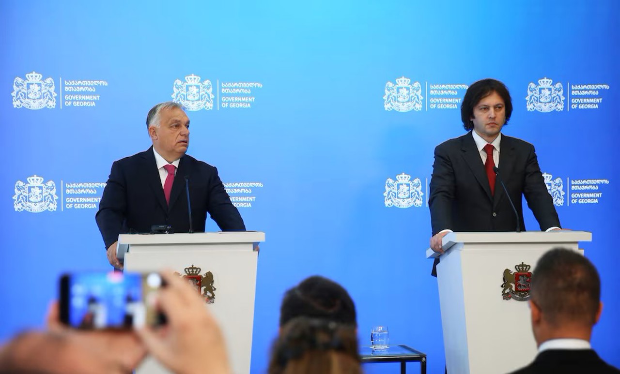 Reuters / Premierul ungar Viktor Orban și premierul georgian Irakli Kobakhidze participă la o conferință de presă comună în Tbilisi, Georgia, 29 octombrie 2024