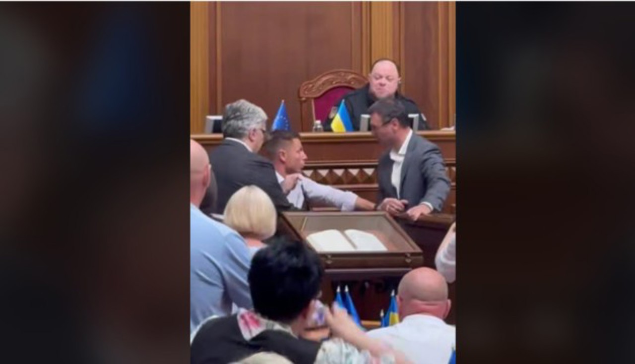 (ВИДЕО) Потасовка в Верховной Раде Украины: депутаты сцепились при обсуждении экспортных пошлин на масличные культуры