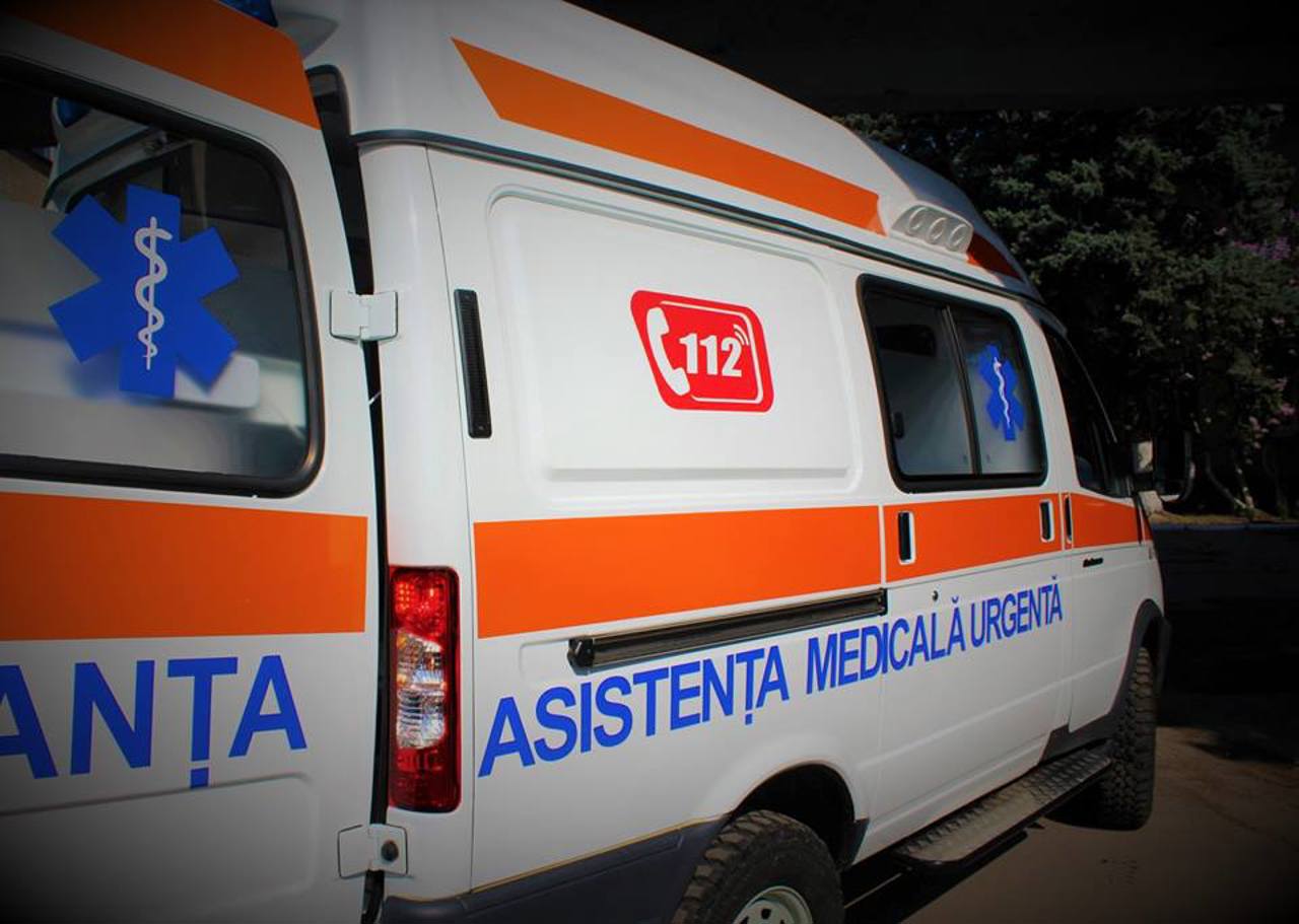 O tânără a fost transportată la spital, după ce două automobile s-au ciocnit la Stăuceni 