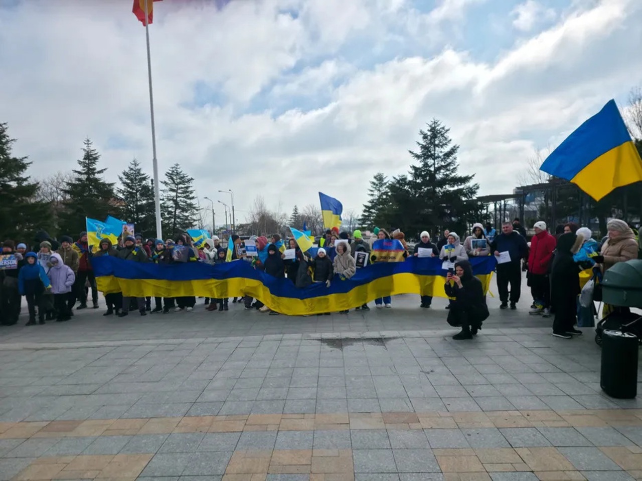 Ukrainian refugees protest in Constanța against the war: “Stop crimes, torture, and child deportations”