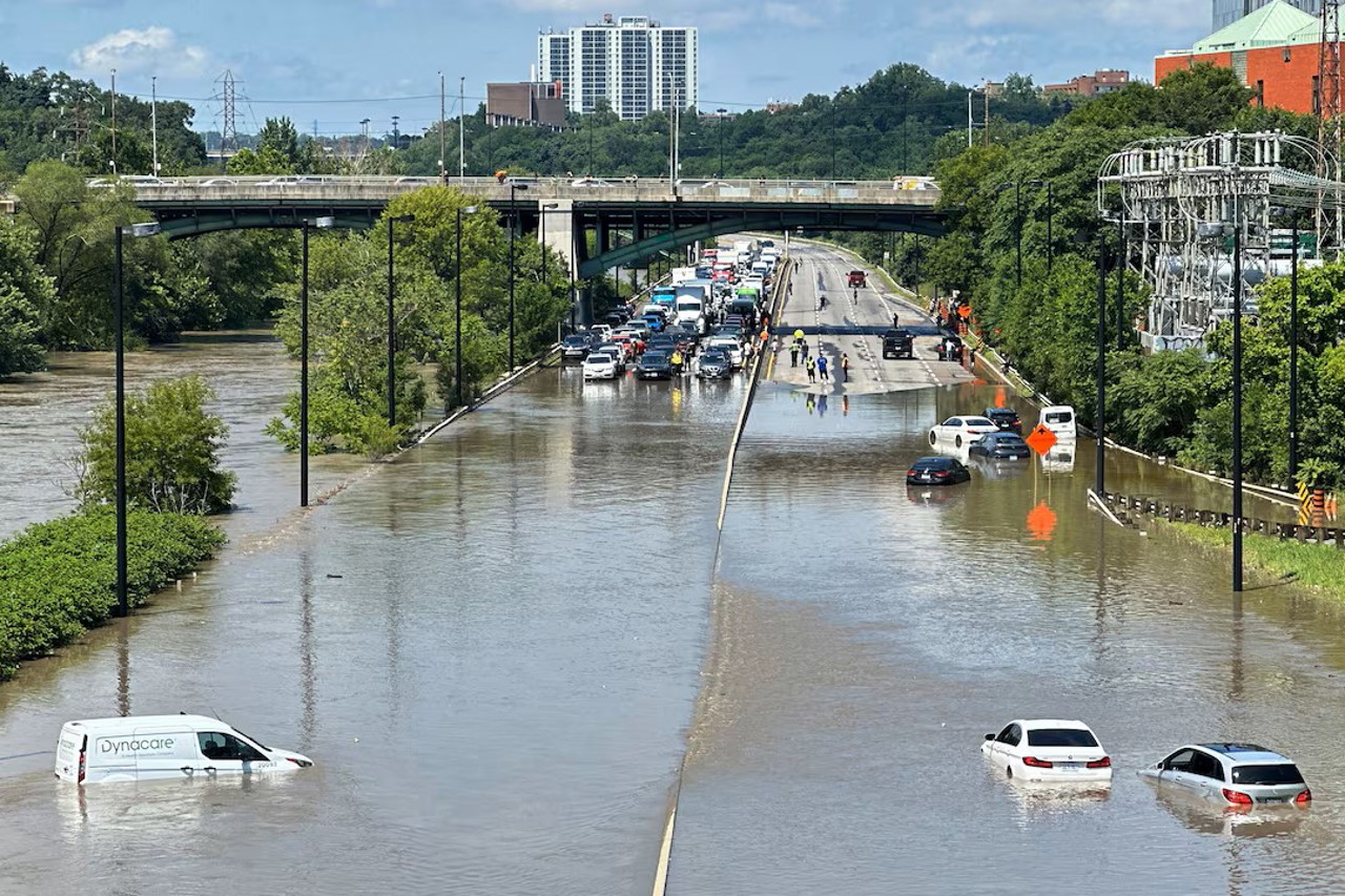 Ploile torențiale inundă cel mai mare oraș din Canada, Toronto, provocând pene de curent și perturbări ale traficului