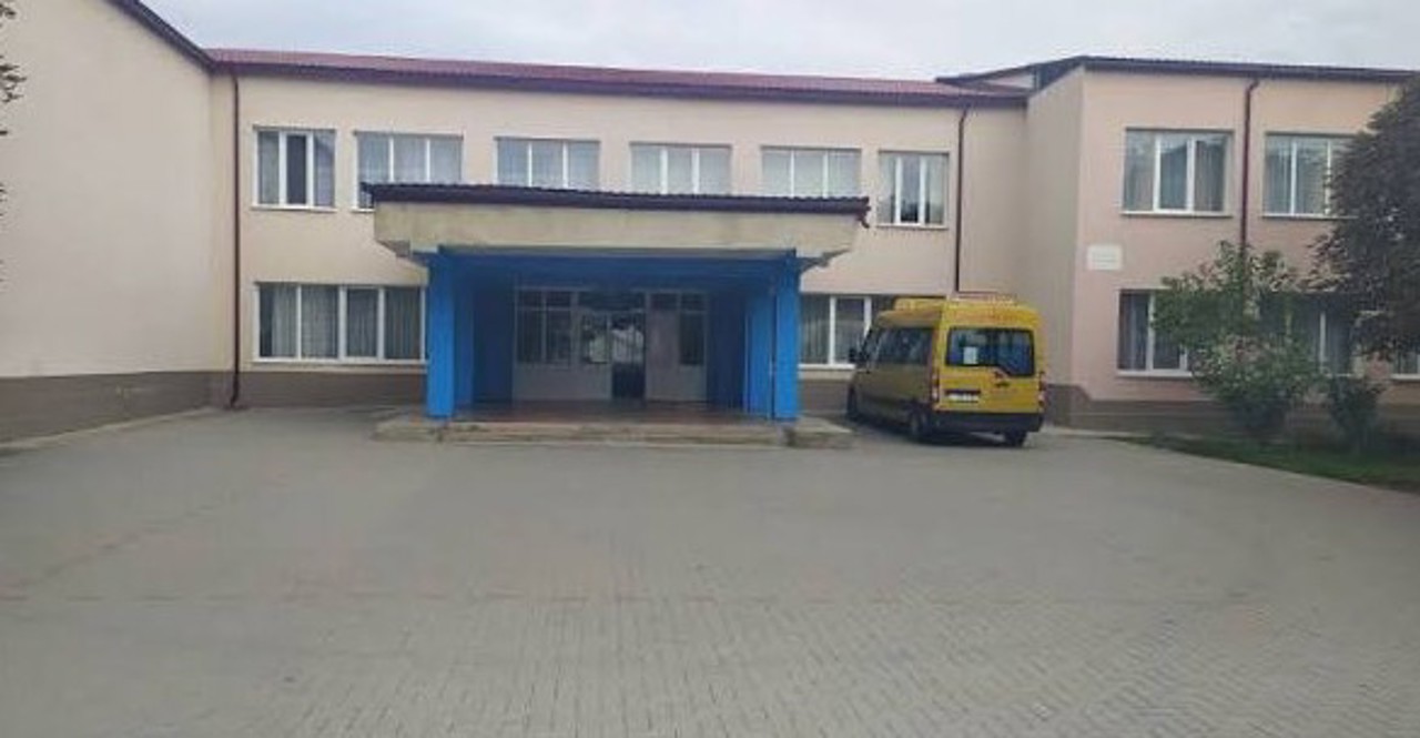 Fără găleți în sălile de clasă: Gimnaziul din Hagimus are acoperiș nou cu ajutorul statului