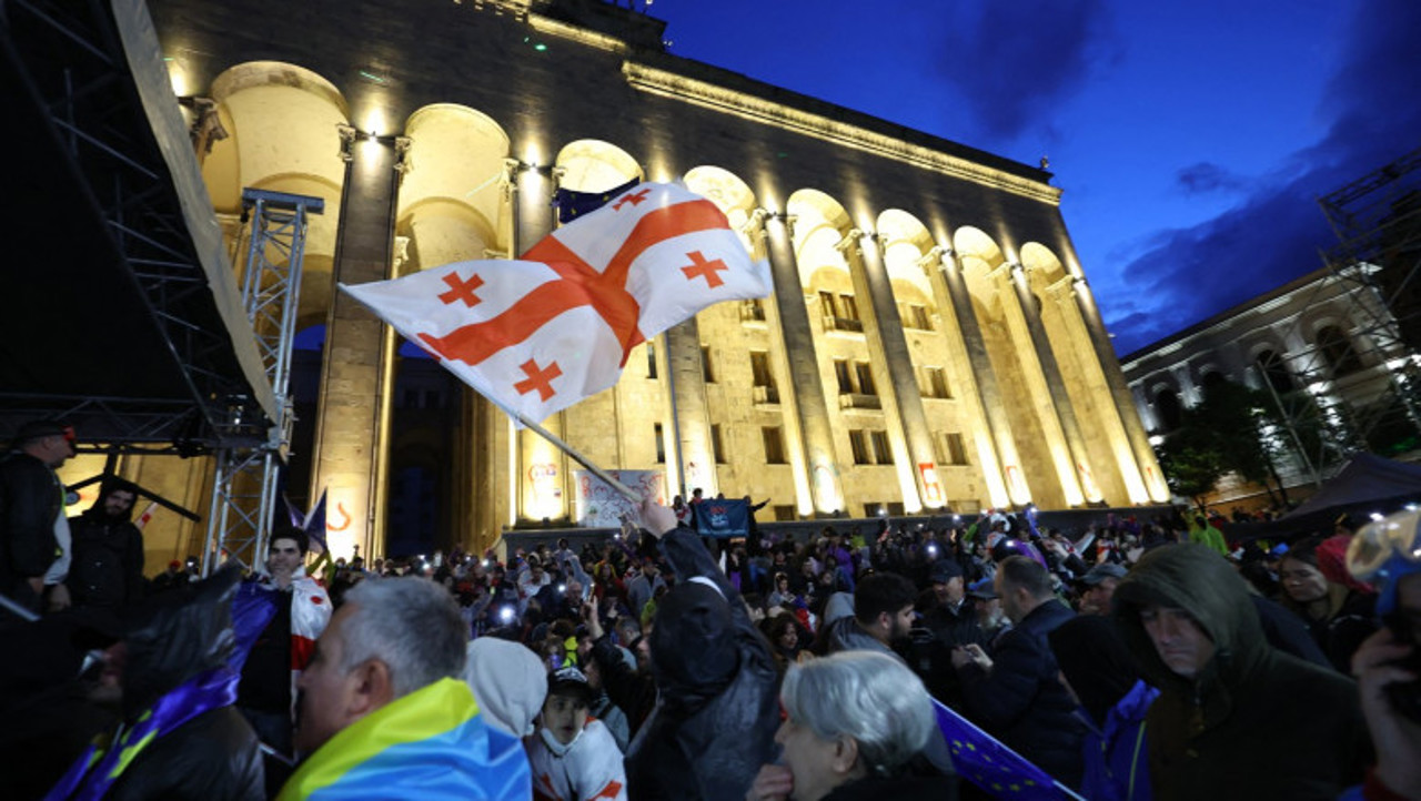 Partidul de guvernământ din Georgia a acuzat SUA de „șantaj”, după ce Washingtonul a impus restricții de vize din cauza „legii rusești”. Protestele, reluate