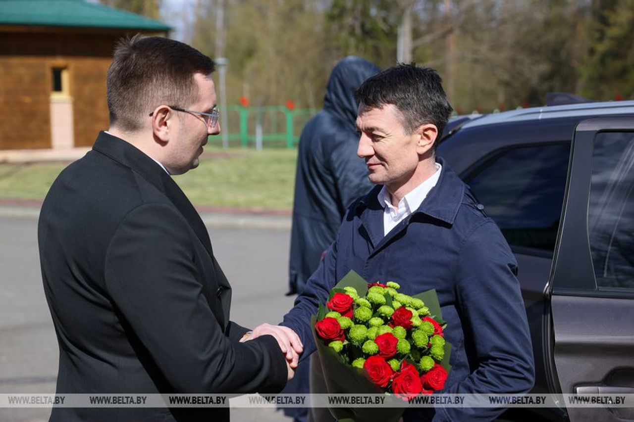 Agentul belarus Alexandru Bălan, întâmpinat de către reprezentanții KGB-ului de la Minsk cu flori ca un „erou”