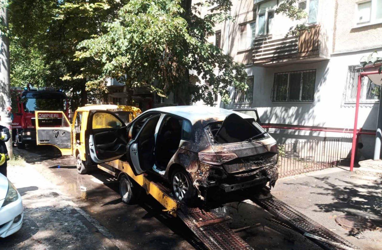 В столичном секторе Ботаника загорелся автомобиль