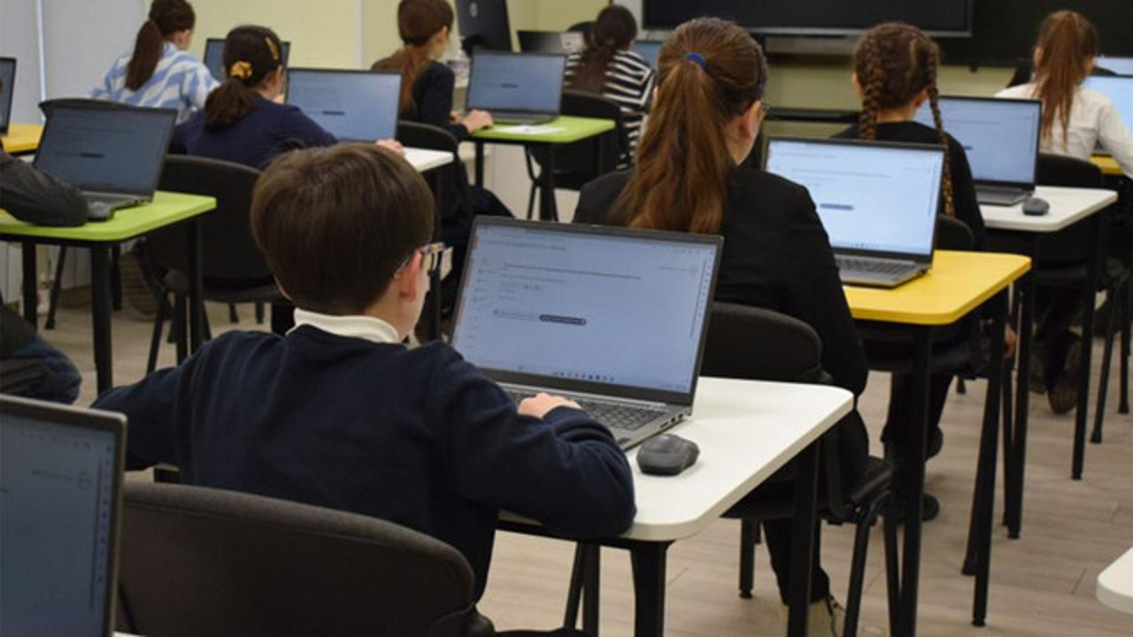 PREMIERĂ | Absolvenții de gimnaziu vor susține examenele din sesiunea 2026 în centre speciale, după modelul de la BAC