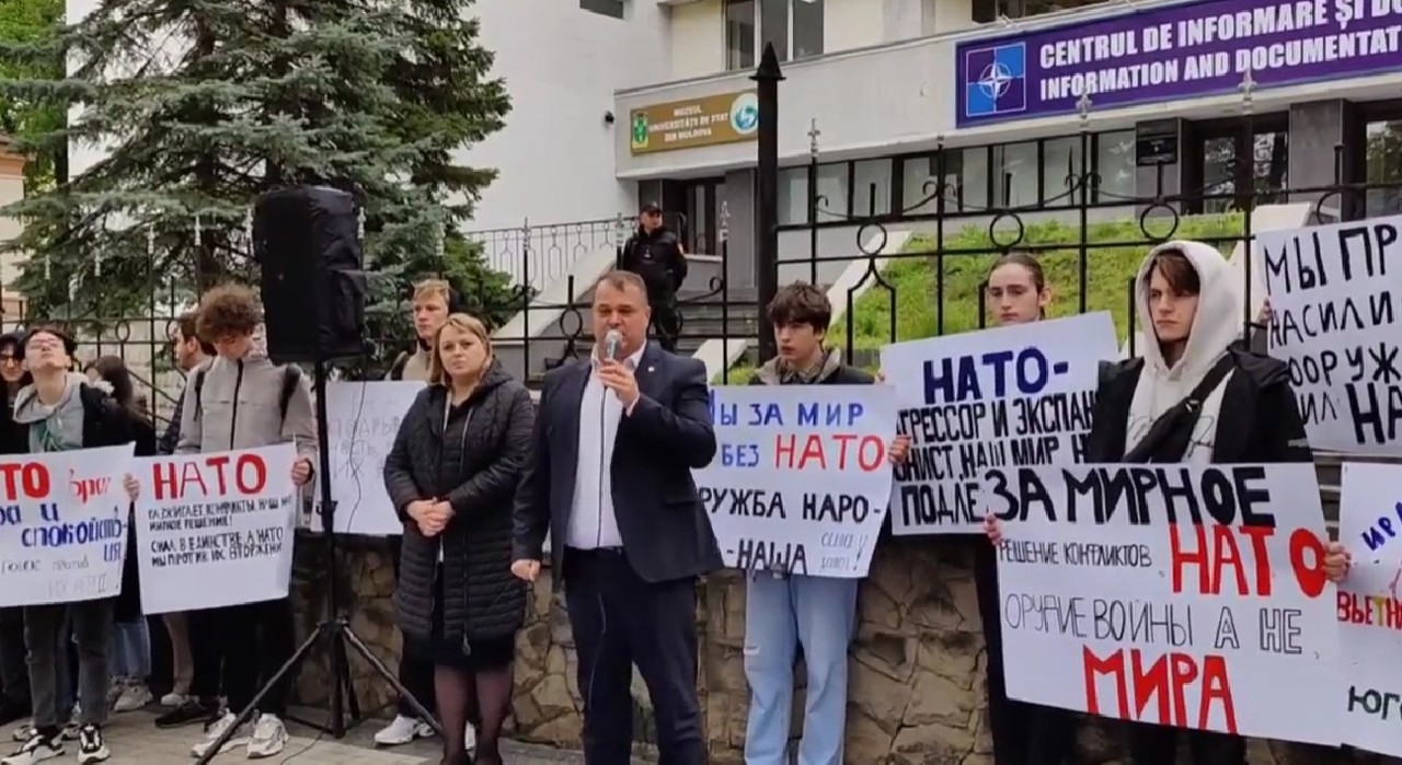 Led by two defectors, the NATO flag was trampled by a group of people