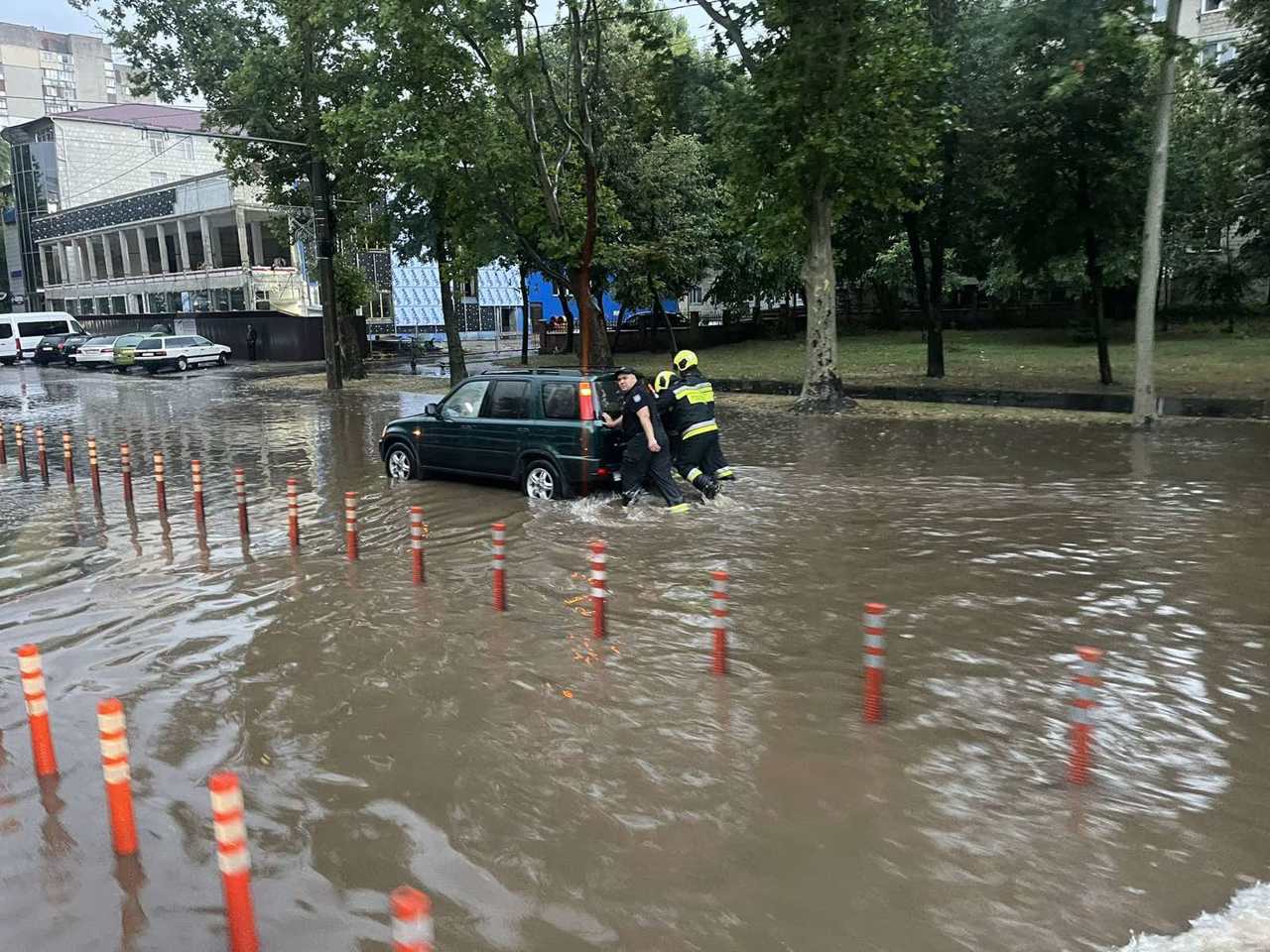 В столице и районах ликвидируют последствия ливня и ветра