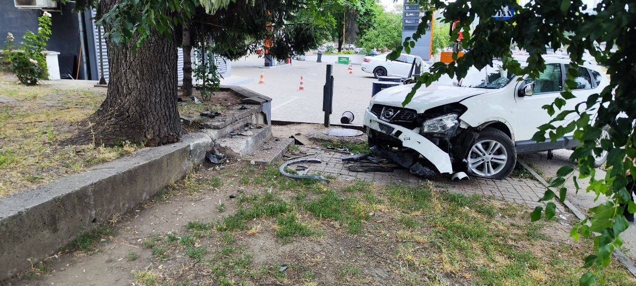 Chișinău: A decedat la volan în urma unui stop cardiac, iar mașina sa scăpată de sub control a provocat un accident 