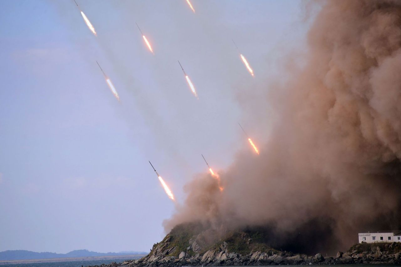 Tensiuni între cele două Corei în urma unor tiruri de artilerie lansate de Phenian 