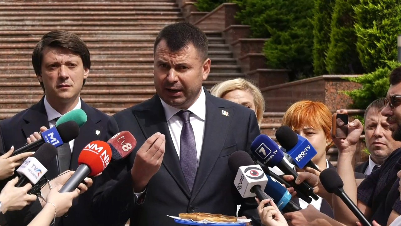 Democrația Acasă a venit cu o plăcintă la Președinție: „Plăcinta e mică și nu a crescut în șase ani”
