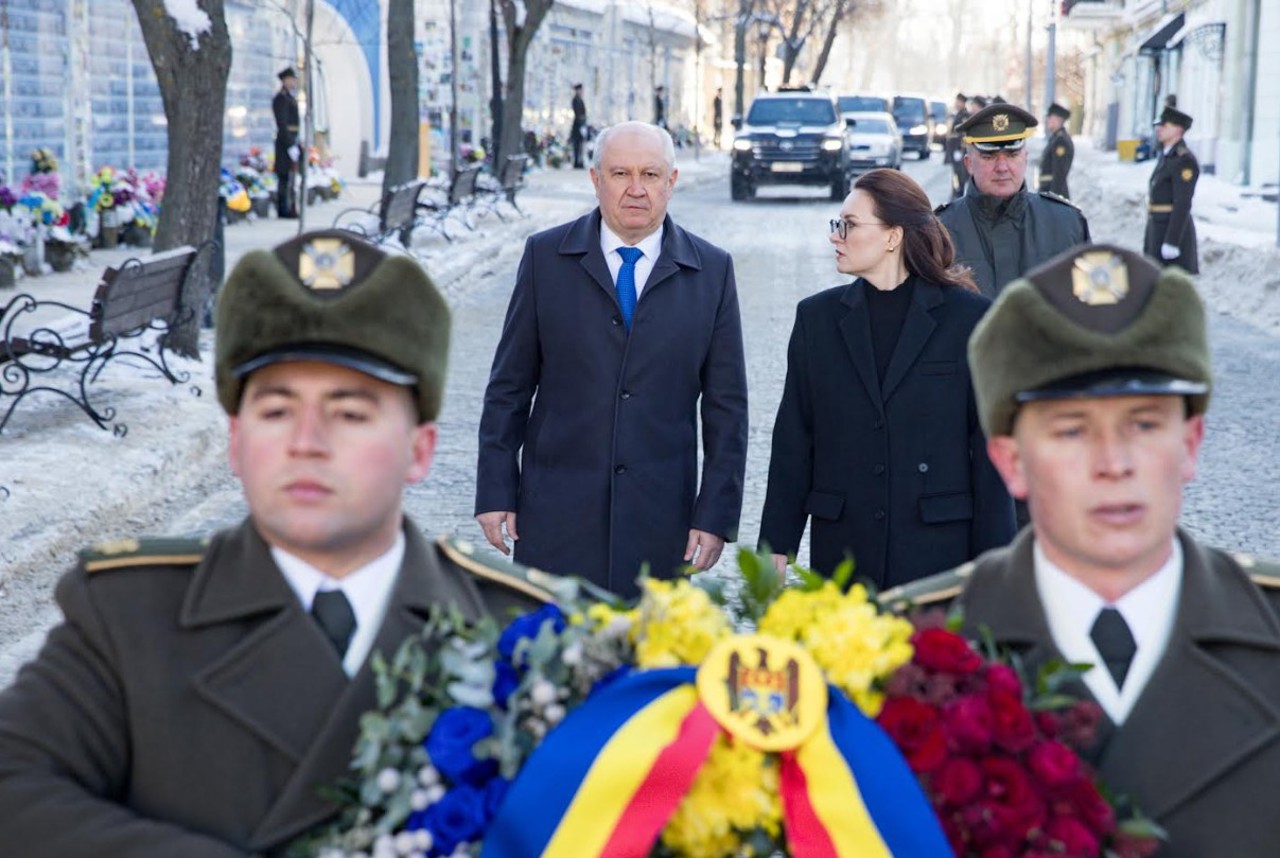 Premierul Munteanu, omagiu adus soldaților ucraineni, la Kiev: „Sacrificiul lor ne reamintește cât de prețioase sunt viața, pacea și libertatea”