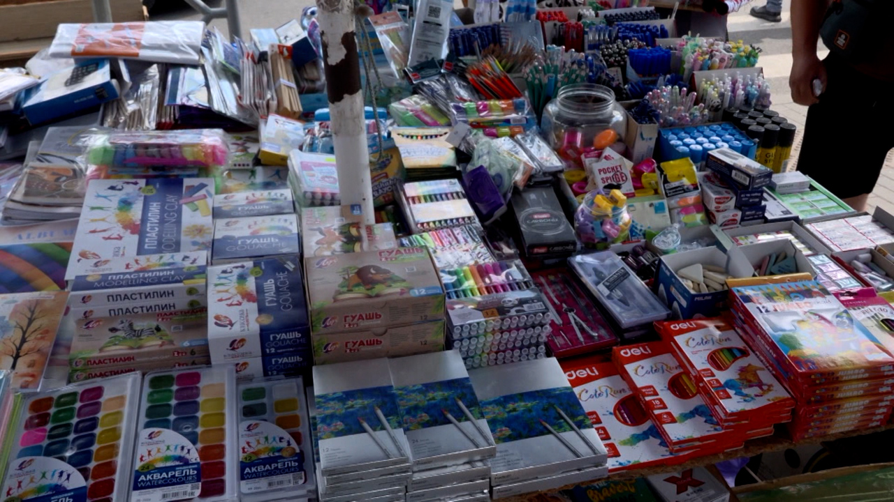 Noul an școlar bate la ușă: cât scot părinții din buzunar pentru hainele și rechizitele copiilor