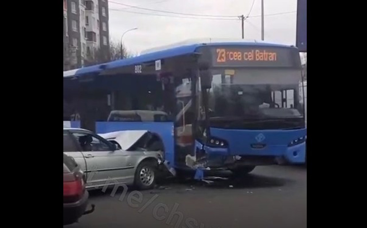 Accident violent în sectorul Botanica al capitalei, cu implicarea unui autobuz de pe ruta 23