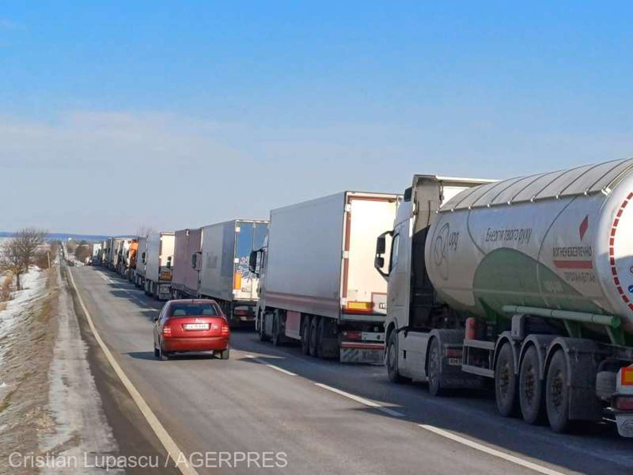 Fermierii și transportatorii români continuă protestele în mai multe regiuni din România