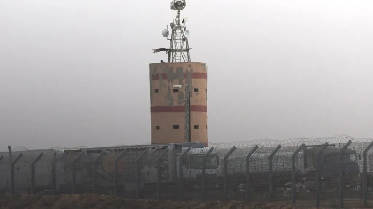 EPA / Israeli army says aid trucks from Egypt have already arrived at the Kerem Shalom crossing