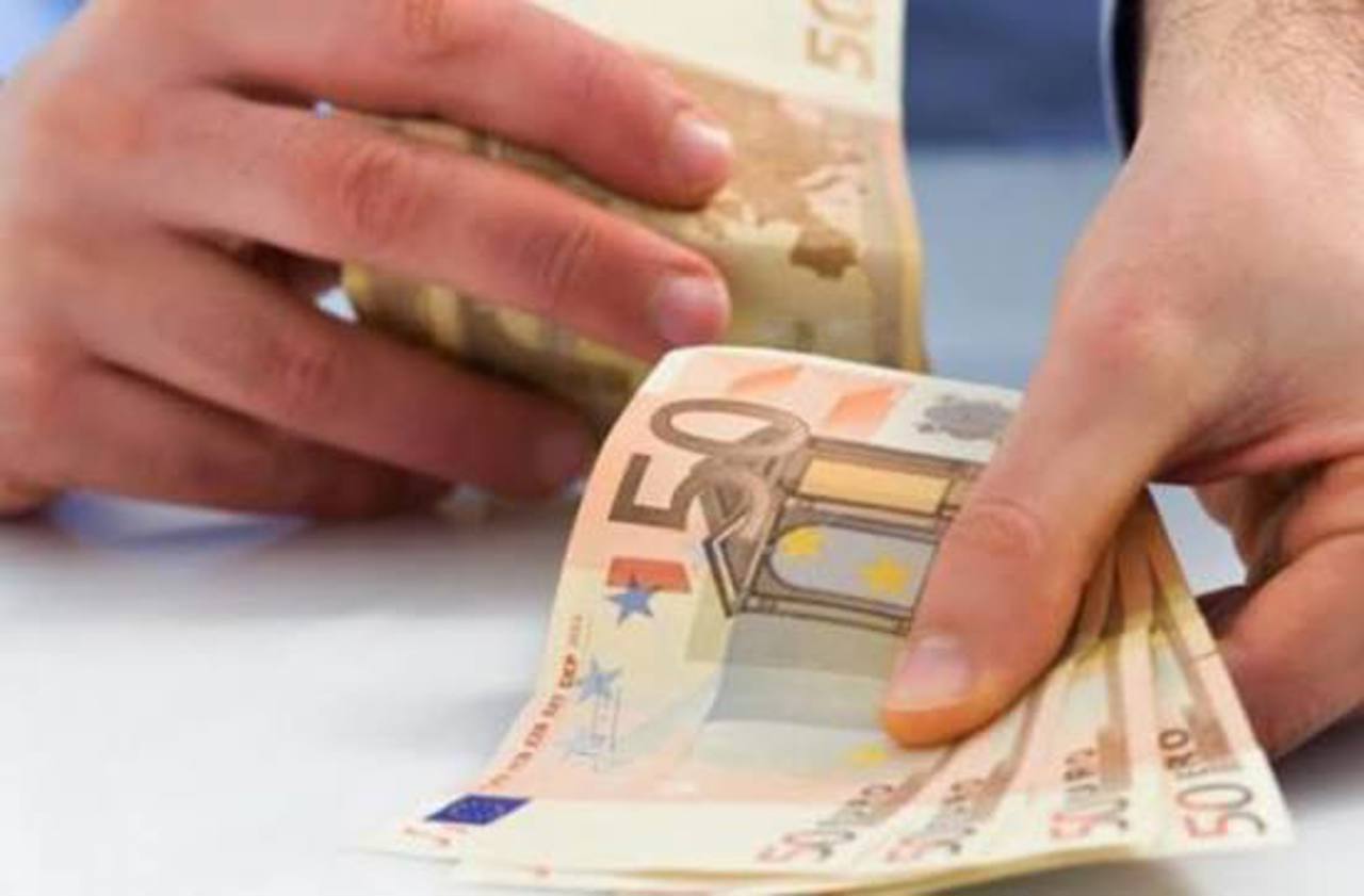 Inspector fiscal, cercetat pentru trafic de influență. Ar fi primit 200 de euro și servicii de 3.000 de lei