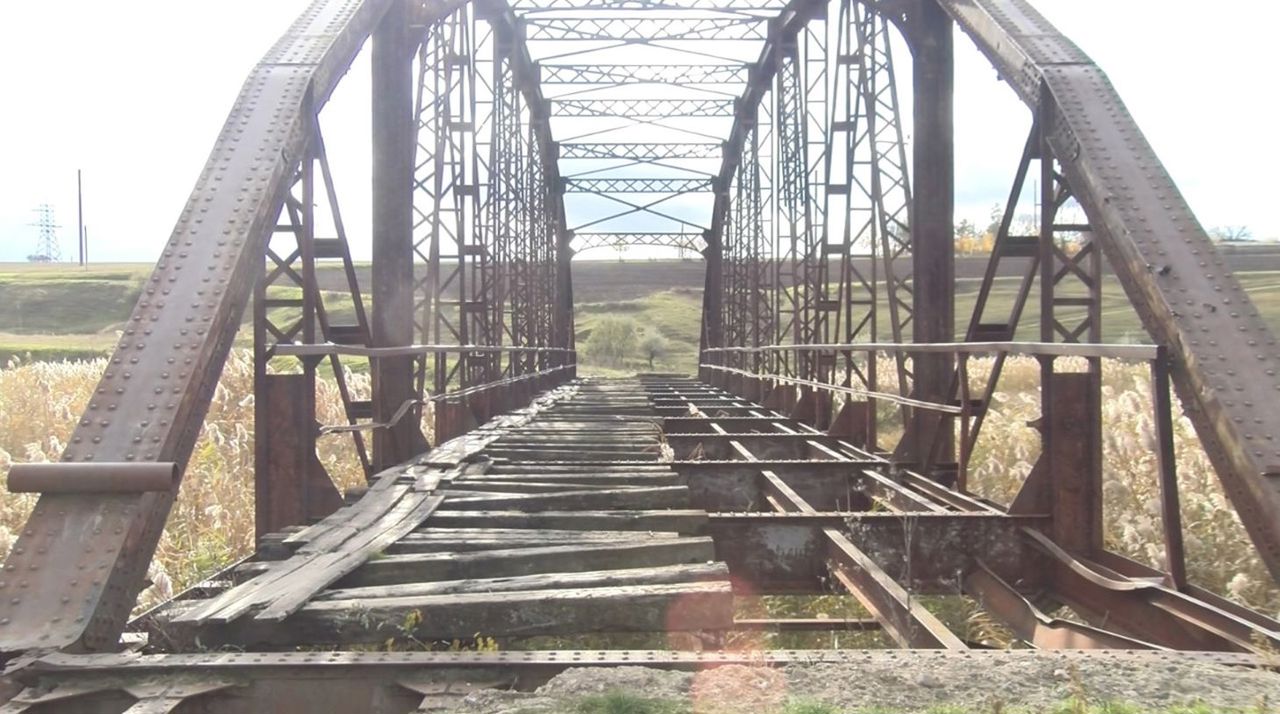 "Железный мост" через Реут медленно пожирает ржавчина: что говорят местные власти