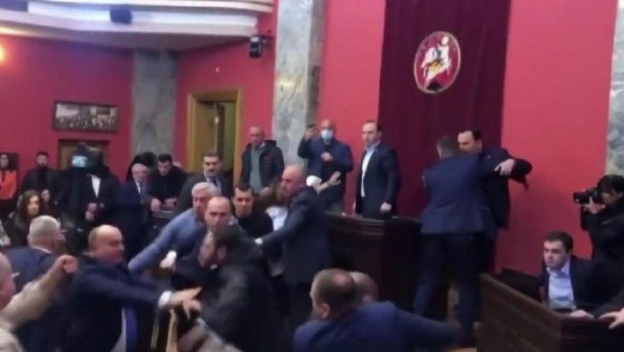 Bătaie generală între parlamentarii din Georgia din cauza unei legi inspirate din Federația Rusă 