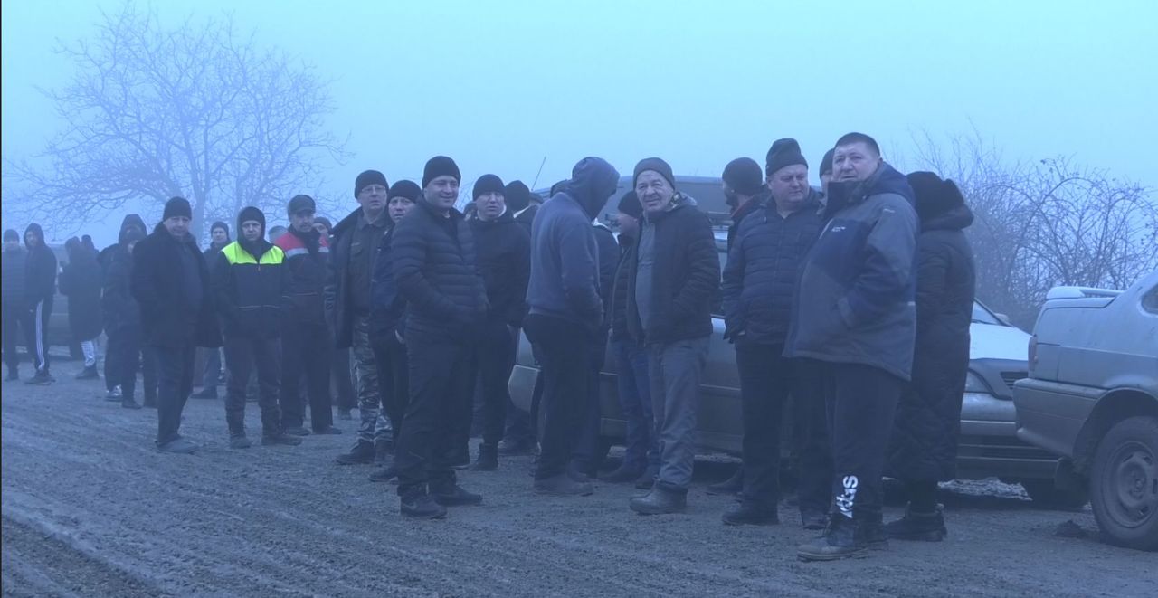 Protest la Tocuz: sătui de noroi, oamenii cer asfaltarea drumului spre șoseaua R32