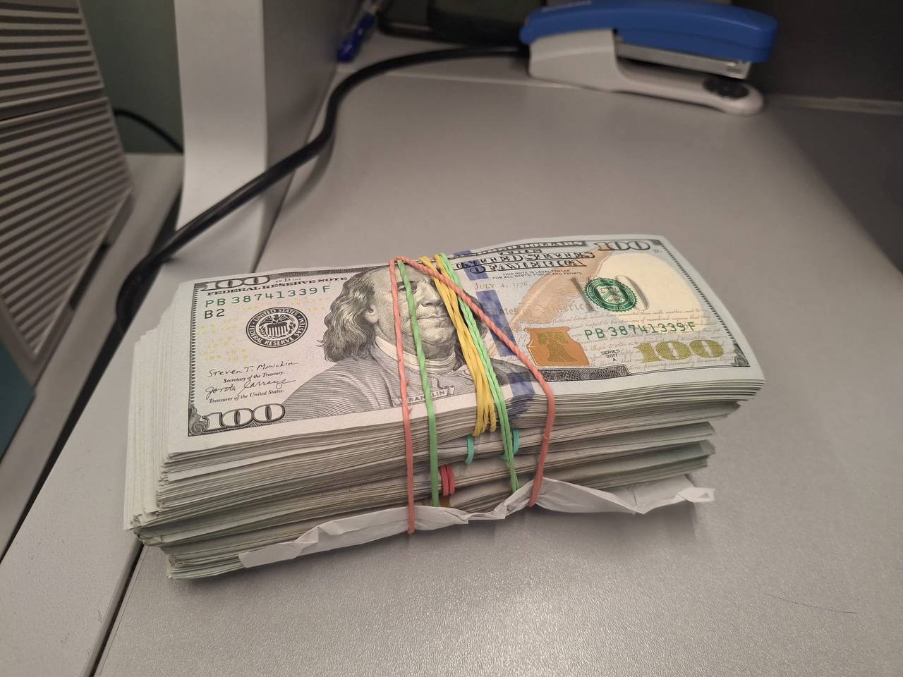 Bani nedeclarați la Aeroport | O pasageră a încercat să scoată ilicit din țară peste 48.000 de dolari  