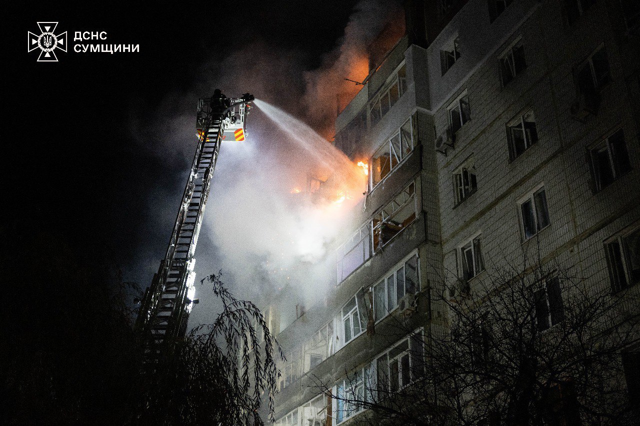 Дрон ударил по жилой многоэтажке в Сумах: пострадали 15 человек
