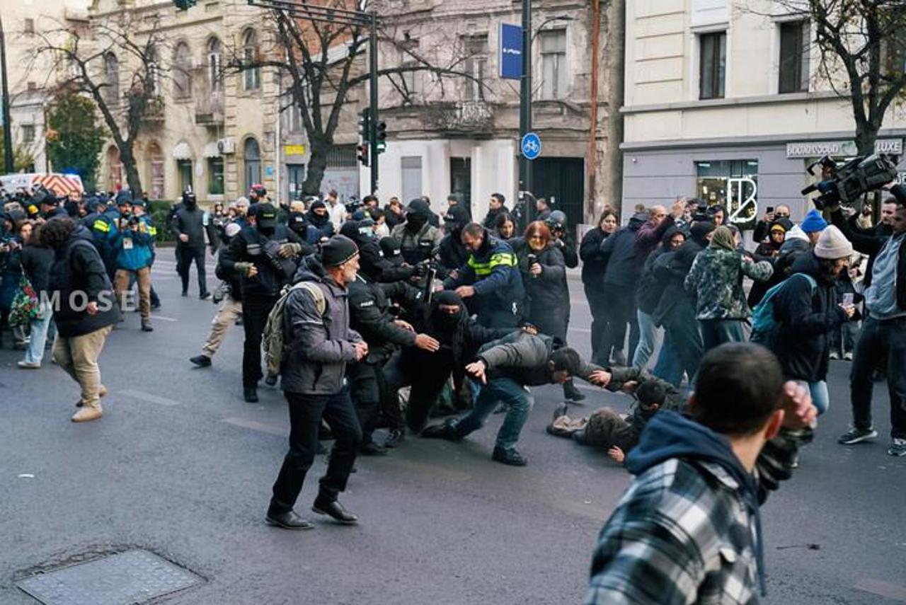 (ВИДЕО) Полицейские в Грузии разогнали лагерь протестующих: в правящей партии похвалили действия МВД, президент Зурабишвили подала в КС иск о нарушениях на выборах