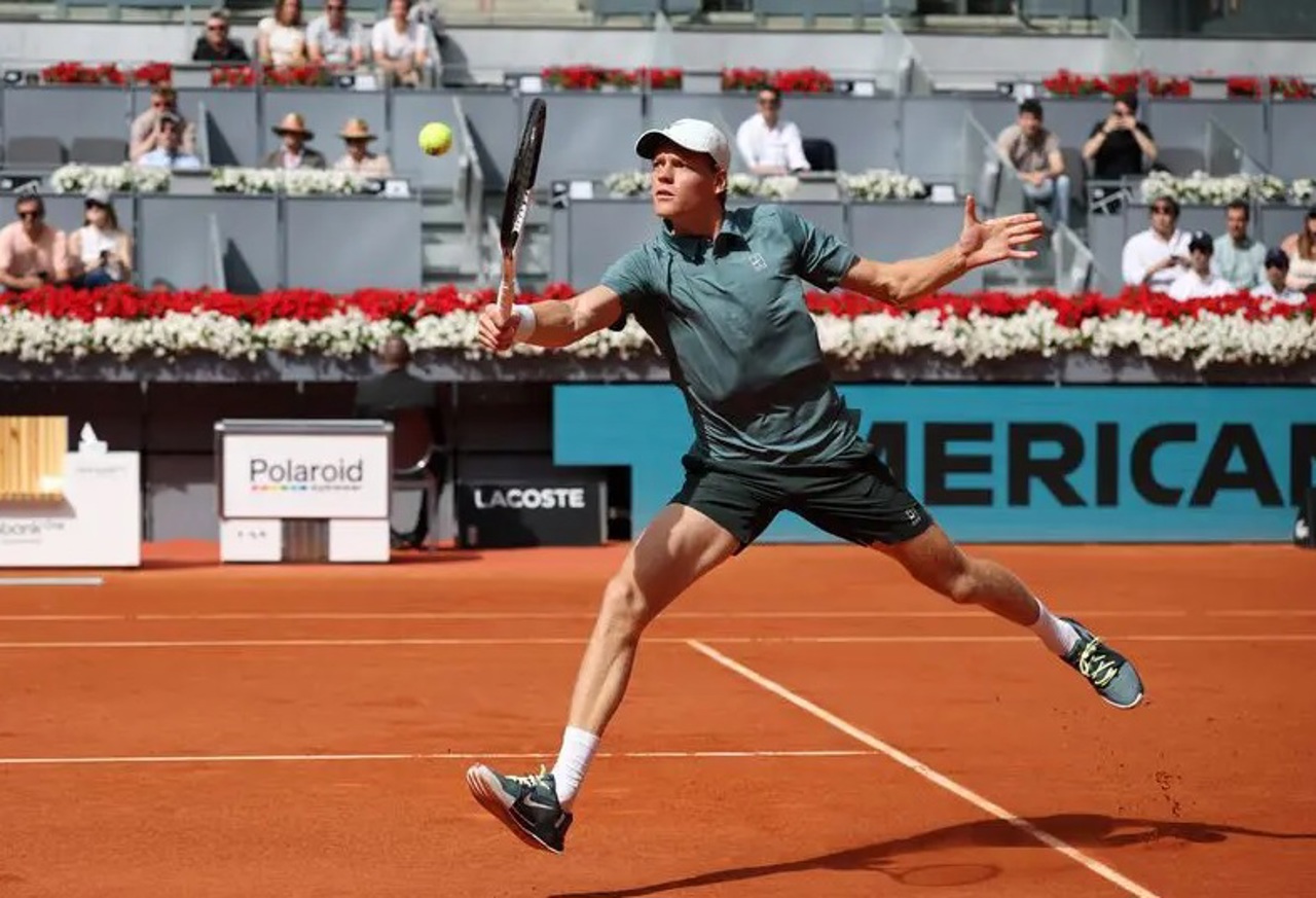 Jannik Sinner atacă primul său titlu la Madrid