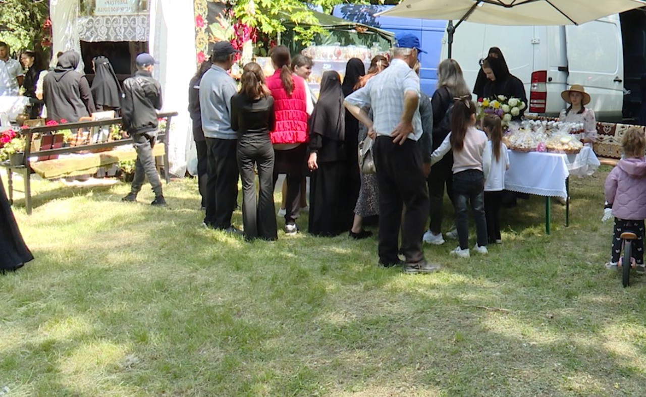 Ungheni: tradiții, cântece și expoziții la Festivalul „Mâinile mamei”