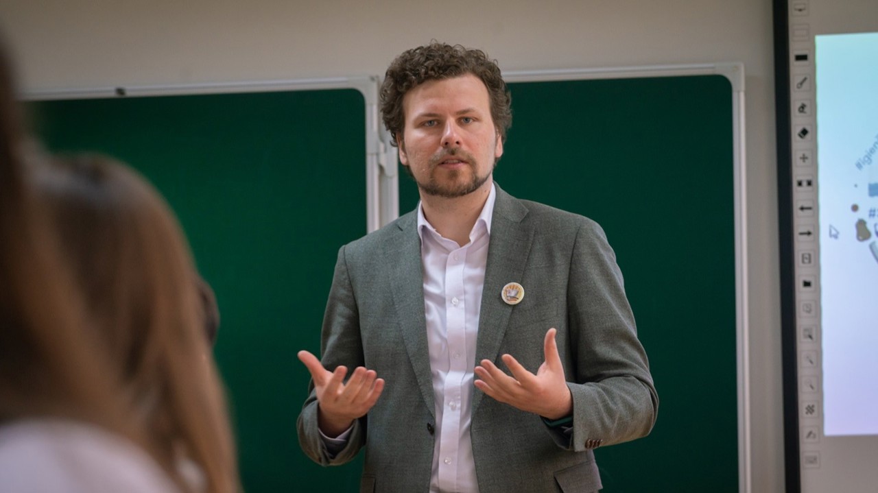 Dan Perciun, mesaj de Ziua Profesorului, la Moldova 1: Școala trebuie să asigure un echilibru între drepturi, responsabilități și reguli