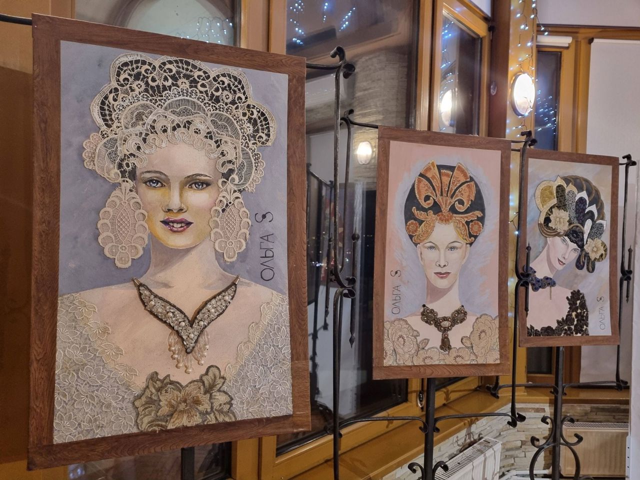 „Magia chipului feminin” - Când pietrele spun povești: bijuterii handmade și portrete feminine, într-o expoziție unică la Chișinău