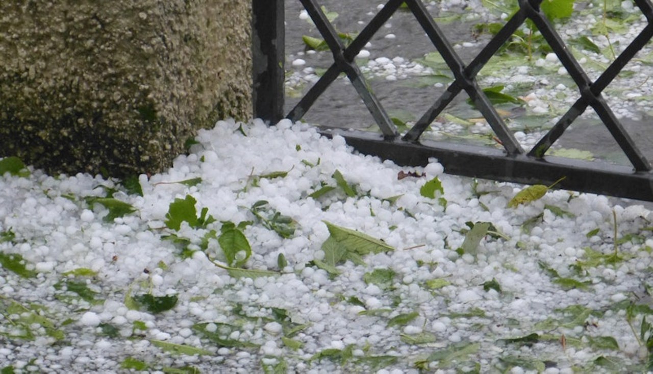 Furtuni violente și grindină în România // Sunt pagube și străzi inundate 