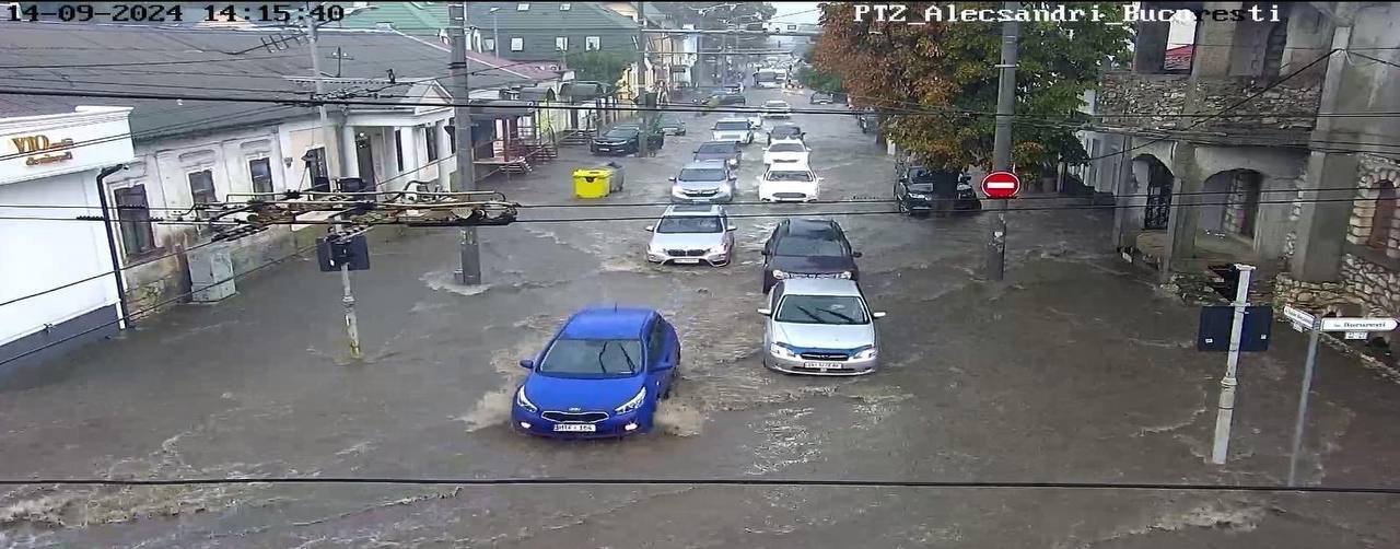 (ВИДЕО) Молдавский потоп: из-за непогоды 13 сел в трех районах страны остались без света, заблокированы дороги, Кишинев почти ушел под воду