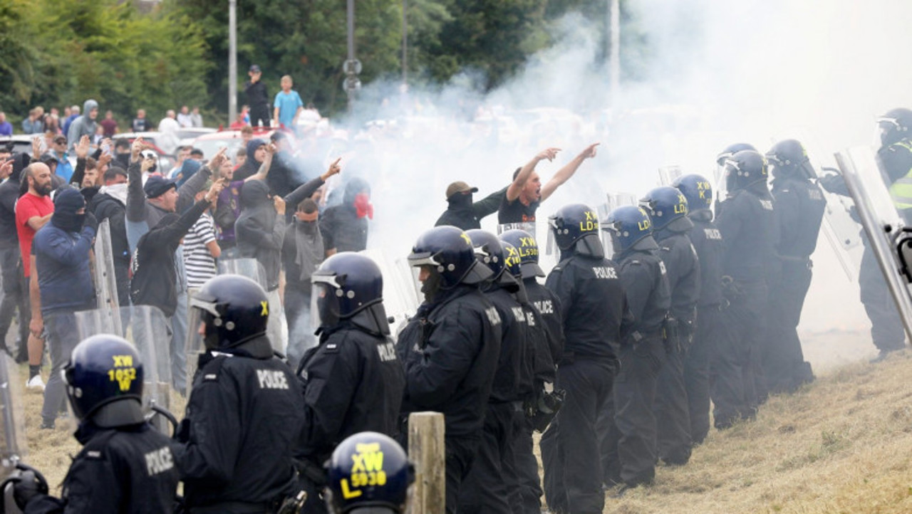 Protestele violente nu contenesc în Marea Britanie. Sute de manifestanți au fost reținuți 